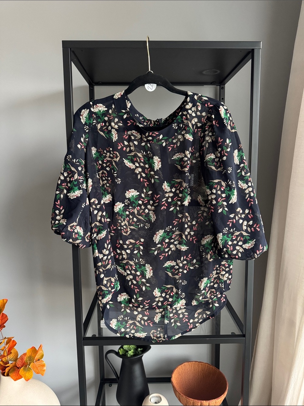 223.Women’s Black Floral Puff-Sleeve Blouse